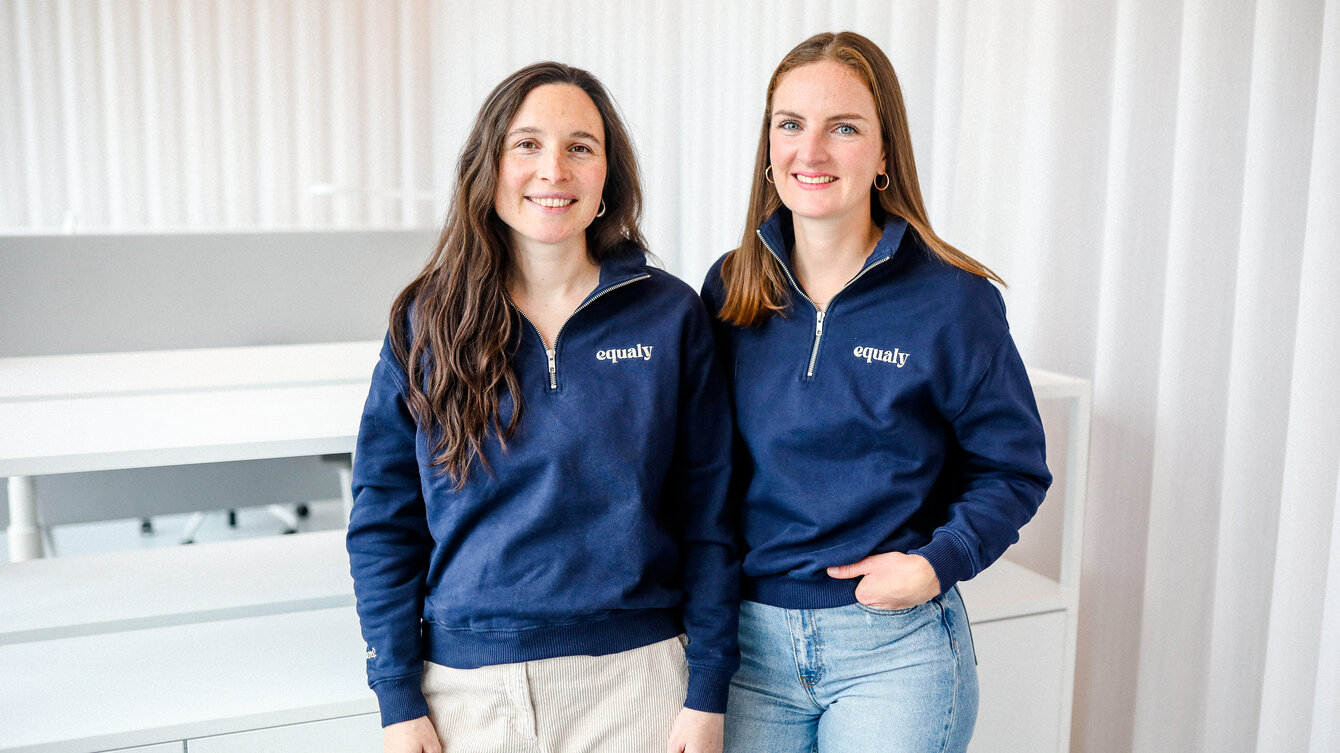 Porträtfoto von Ronja Hoffacker und Louisa Plasberg, CEO und Geschäftsführerinnen von equaly.