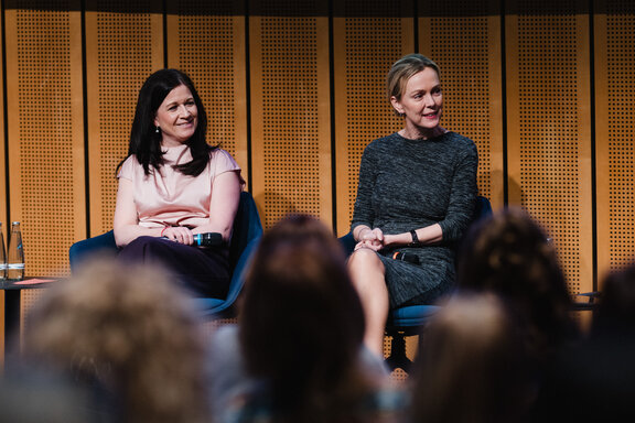 Podiumssituation beim Jakobb‑Kongress mit mehreren Diskutierenden