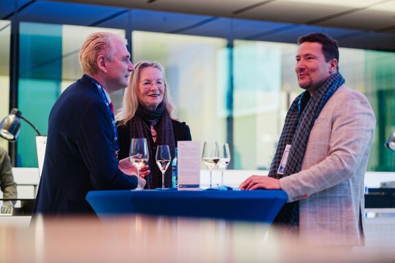 Gespräch zwischen Unternehmern zum Jahresauftakt