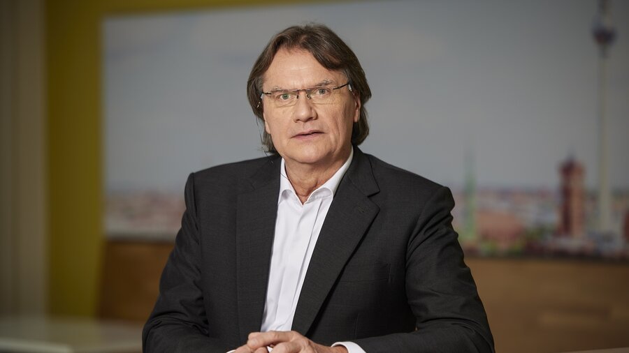 Zu sehen ist ein Mann mit Anzug und Brille, es ist Ingo Malter, Geschäftsführer des Wohnungsunternehmens "Stadt und Land"