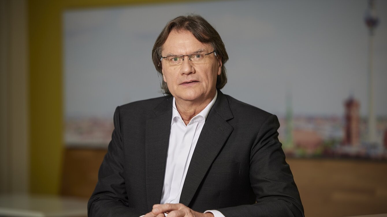 Zu sehen ist ein Mann mit Anzug und Brille, es ist Ingo Malter, Geschäftsführer des Wohnungsunternehmens "Stadt und Land"