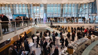 Vogelperspektive auf die Lobby des Ludwig Erhard Hauses der IHK Berlin. Es herrscht reges Treiben und viele Menschen sind im Haus. Sie befinden sich auf dem IHK Kongress 2026 im Ludwig Erhardt Haus der IHK Berlin.