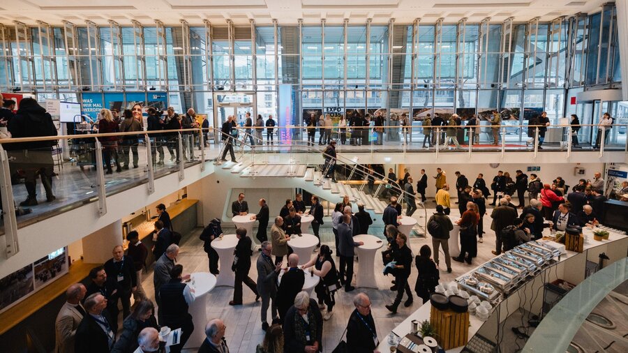 Vogelperspektive auf die Lobby des Ludwig Erhard Hauses der IHK Berlin. Es herrscht reges Treiben und viele Menschen sind im Haus. Sie befinden sich auf dem IHK Kongress 2026 im Ludwig Erhardt Haus der IHK Berlin.