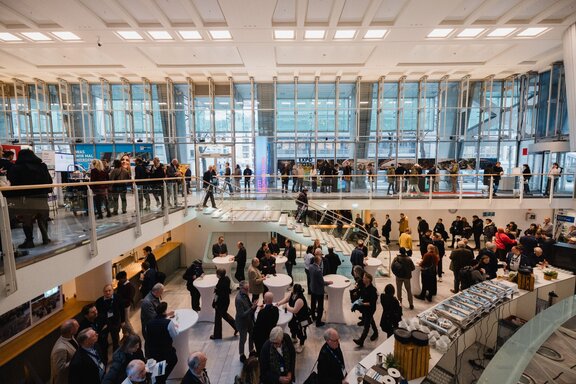 Viele Menschen im Ludwig Erhardt Haus zum Stadtentwicklungskongress der IHK.
