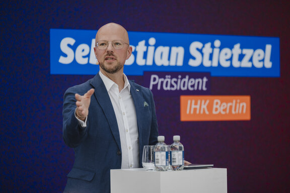Sebastian Stietzel begrüßt Gäste
