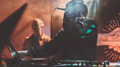 Ein DJ legt in einem Club auf. 