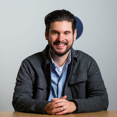 Porträtfoto von Milos Rusic, Co-Gründer und CEO von deepset