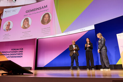 Personen auf einer Bühne zum Thema ReDi School.
