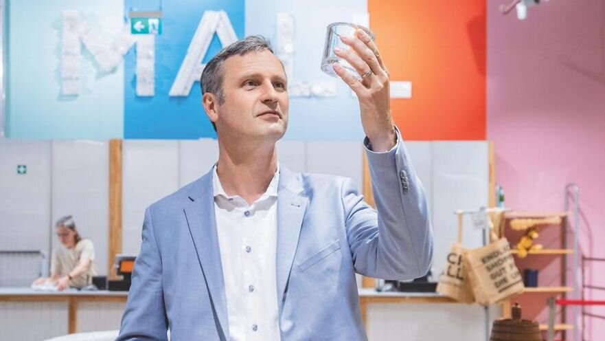 Thomas Wagner schaut Gebrauchtwaren an.