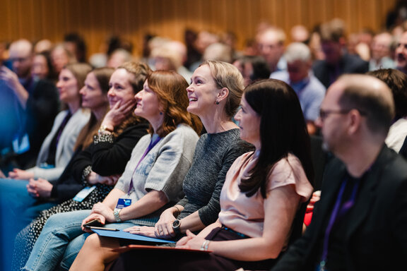 IHK Hauptgeschäftsführerin, Manja Schreiner und Katharina Günther-Wünsch, Senatorin für Bildung, Jugend und Familie im Publikum