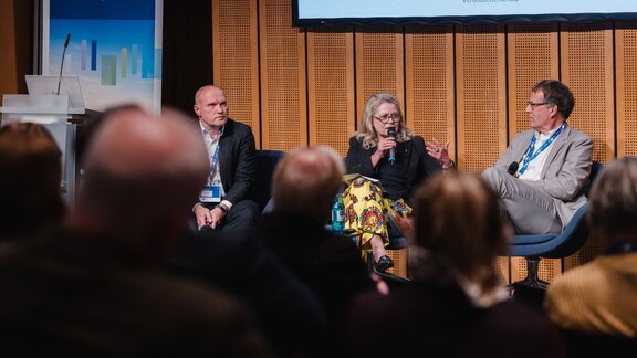 Verkehrssenatorin Ute Bonde mit weiteren Diskussionsteilnehmern beim Wasserkongress 2025