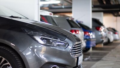Zu sehen ist eine Tiefgarage mit diversen geparkten Autos.