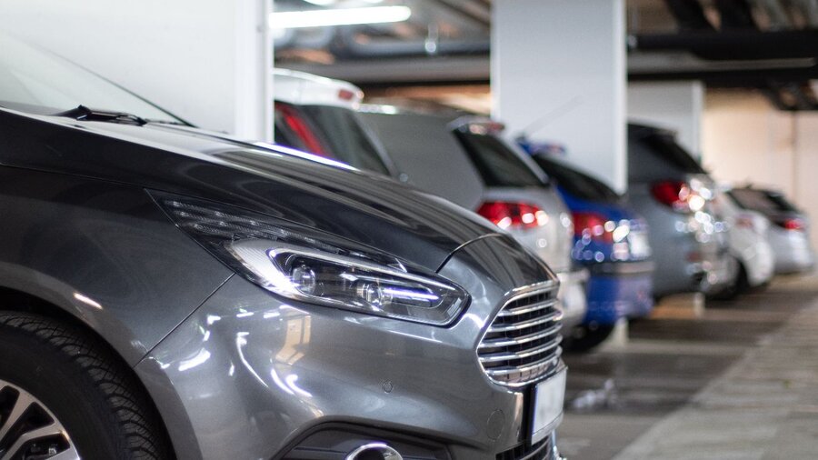 Zu sehen ist eine Tiefgarage mit diversen geparkten Autos.
