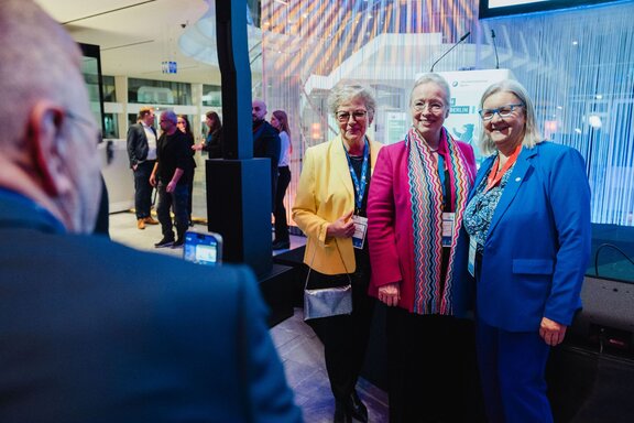 Unternehmerinnen lassen sich fotografieren