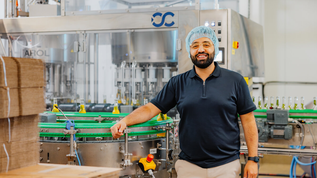 kukki Cocktail-Gründer Saif Rudi in der kukki Fabrik.