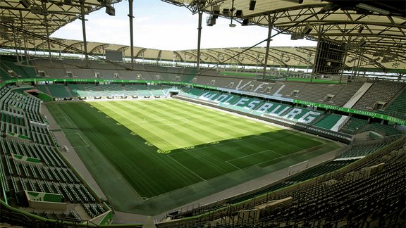 Blick auf das leere Fußballstadion von VfL Wolfsburg mit Spielfeld und Sitzplätzen