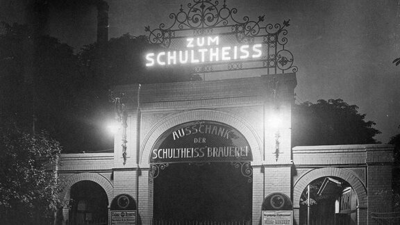Tor zur Hasenheide mit Aufschrift von Schultheiss. 