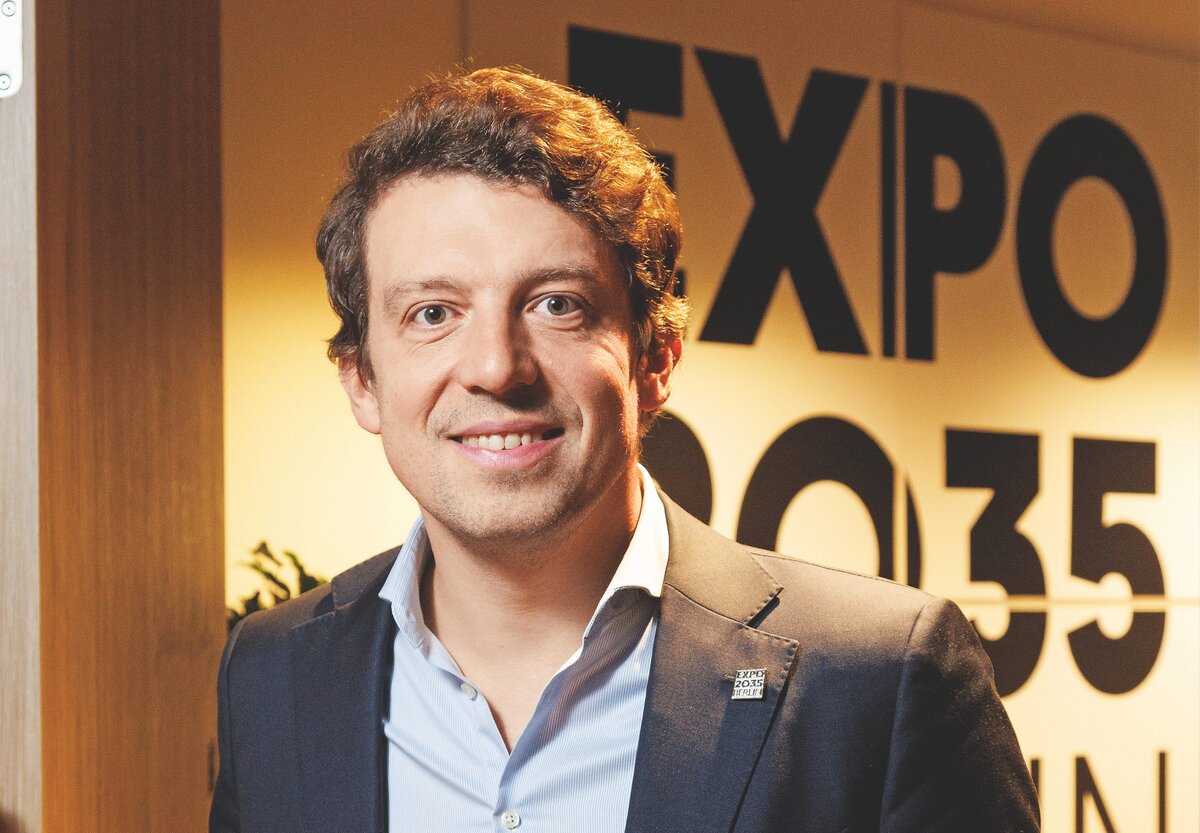 Daniel-Jan Girl vor dem Schriftzug EXPO 2035