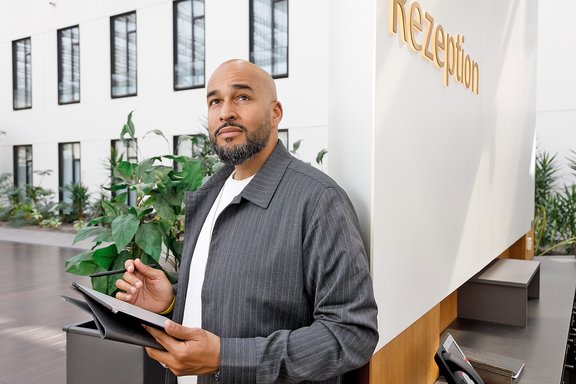 Portrait von Philip Ibrahim, General Manager des Mercure Hotels Berlin