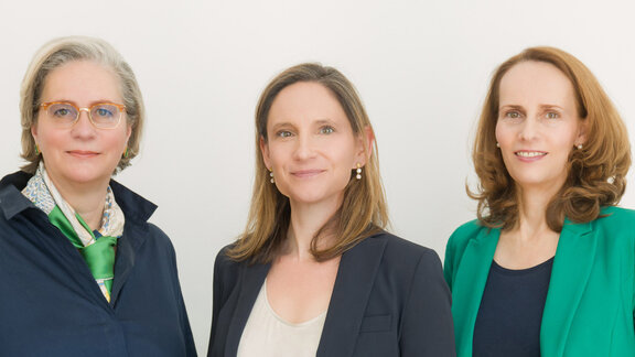Die MyoPax-Gründerinnen Prof. Dr. Simone Spuler, Dr. Verena Schöwel-Wolf und Dr. Diane Seimetz vor einem weißen Hintergrund.