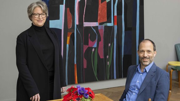 Esther Schipper und Florian Wojnar an einem Tisch.