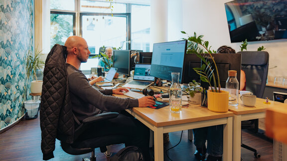 Mitarbeiter von Helpling bei der Arbeit im Büro.