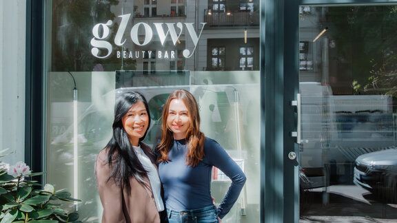 Hoang und Schicks vor der Glowy Beauty Bar Prenzlauer Berg.