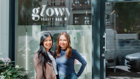 Hoang und Schicks vor der Glowy Beauty Bar Prenzlauer Berg.