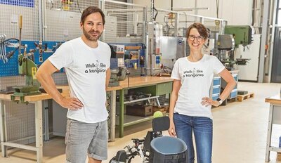 Foto der Gründer von RooWalk, Maria Enge und Benjamin Pardowitz mit einem Roboter