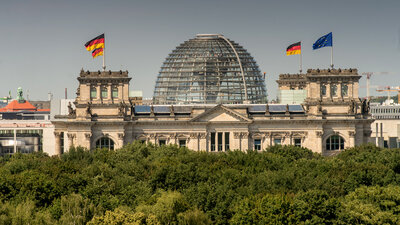 Zu sehen ist das Reichstagsgebäude - Sitz des Deutschen Bundestages.