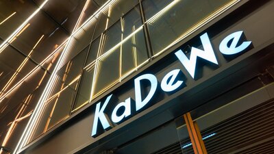 Zu sehen ist das Logo des Kaufhauses des Westens in Berlin an einer seiner Außenfassaden.