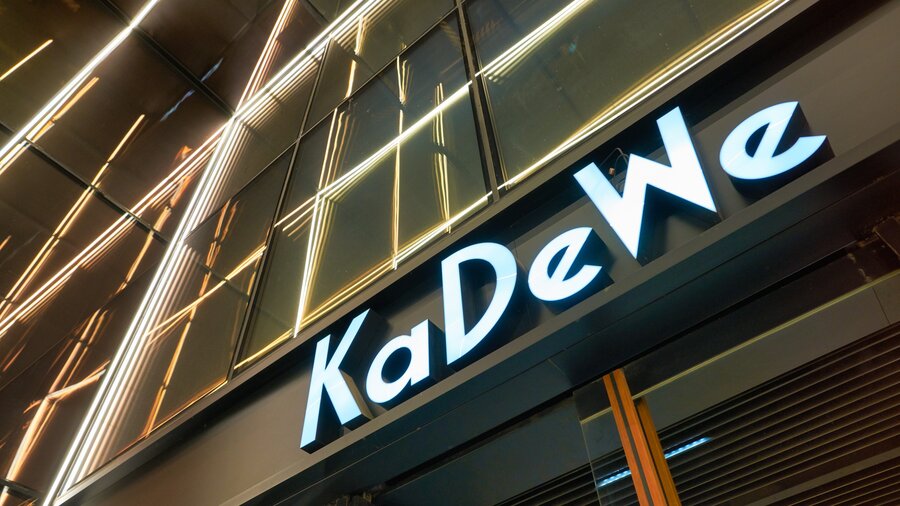 Zu sehen ist das Logo des Kaufhauses des Westens in Berlin an einer seiner Außenfassaden.