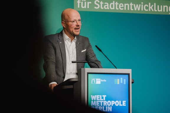 IHK-Präsident Sebastian Stietzel hält eine Rede an einem Pult.