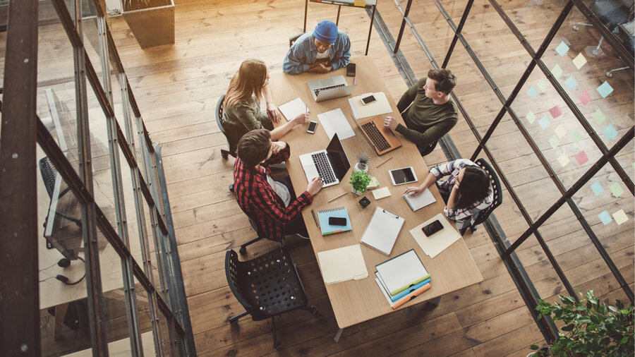 Junge Menschen haben ein Meeting in einem modernen Büro.