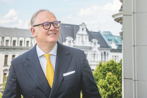 Mann im Anzug schaut in die Ferne 