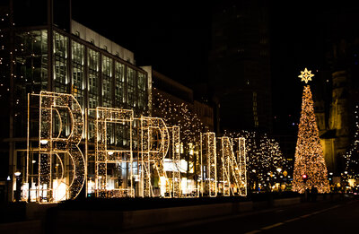Zu sehen ist eine Lichtinstallation, die bei Nacht den Schriftzug Berlin zeigt.