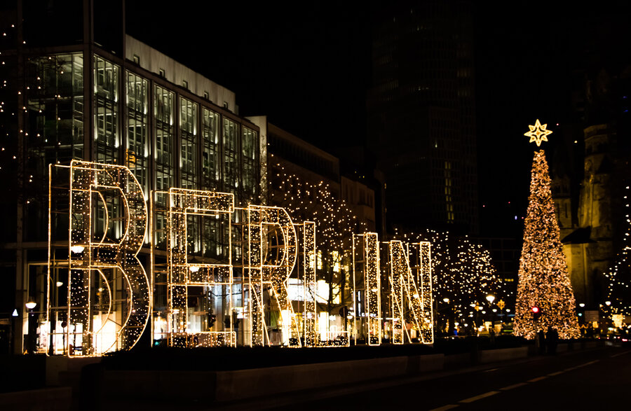 Zu sehen ist eine Lichtinstallation, die bei Nacht den Schriftzug Berlin zeigt.