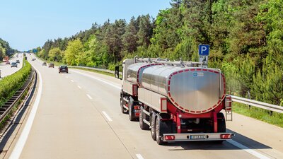 Zu sehen ist ein Tanklaster auf einer Berliner Autobahn.