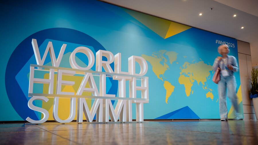 Zu sehen ist ein Flur in dem eine Logoaufsteller des World Health Summit in Berlin 2025 steht.