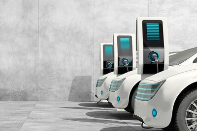 Foto mehrerer E-Autos an Ladesäulen