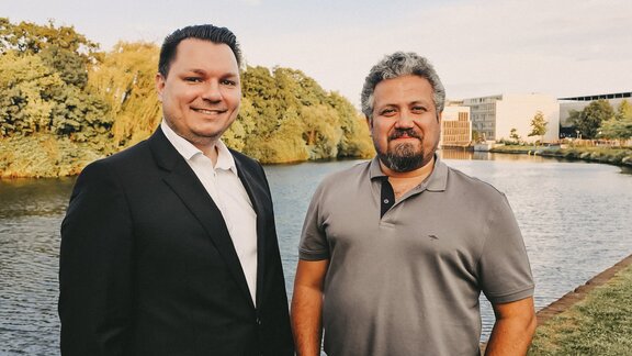 Zwei Männder blicken freundlich in die Kamera: Es sind Christopher Walter und Mustafa Biyikal von Noxoon 