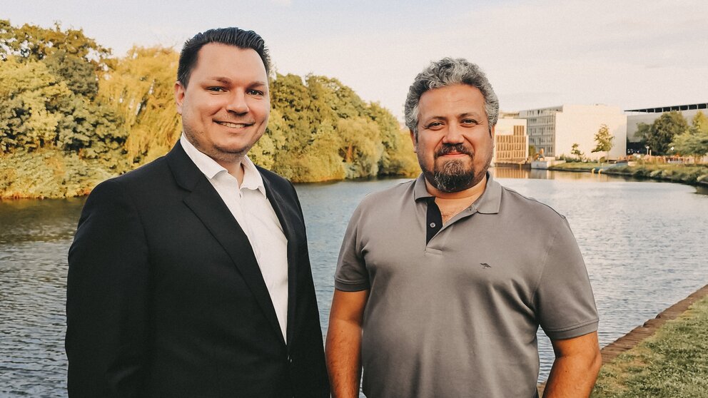 Zwei Männder blicken freundlich in die Kamera: Es sind Christopher Walter und Mustafa Biyikal von Noxoon 