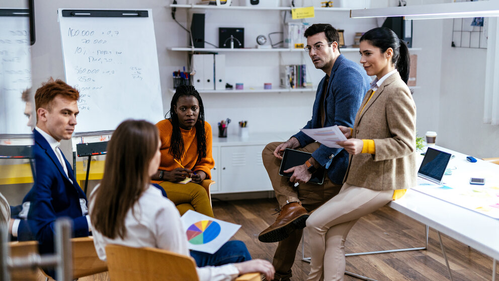Eine Gruppe von jungen Unternehmern bespricht sich in einem Büro