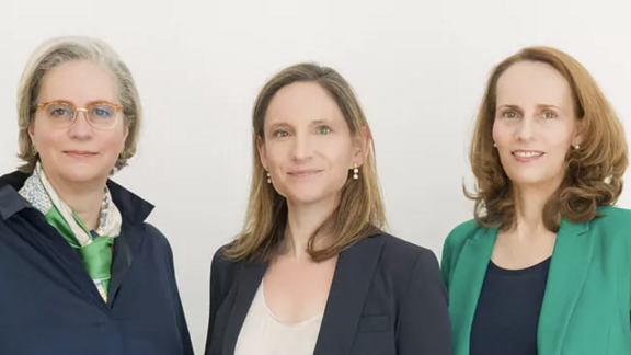Porträt des Myopax-Gründerinnen-Team vor einer weißen Wand. 