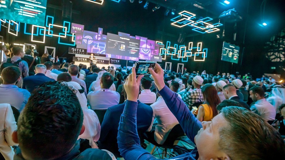 Blick auf eine Bühne der Fachmesse Gitex