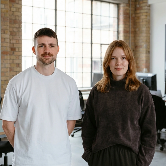 Nico Wohlgemuth und Alina Vennekötter lächeln souverän in die Kamera