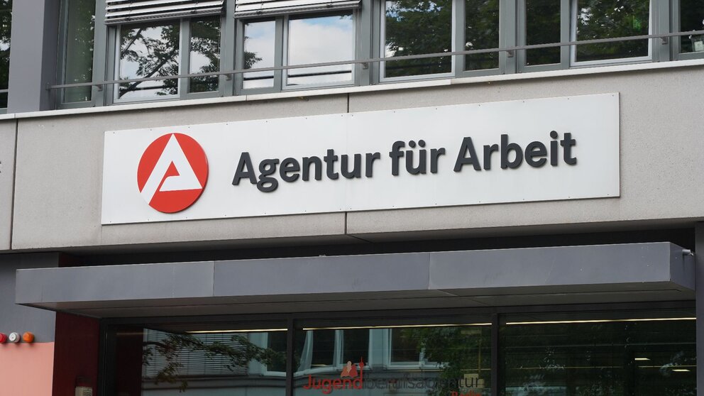 Blick auf das Logo der Agentur für Arbeit einer Filiale in Berlin.