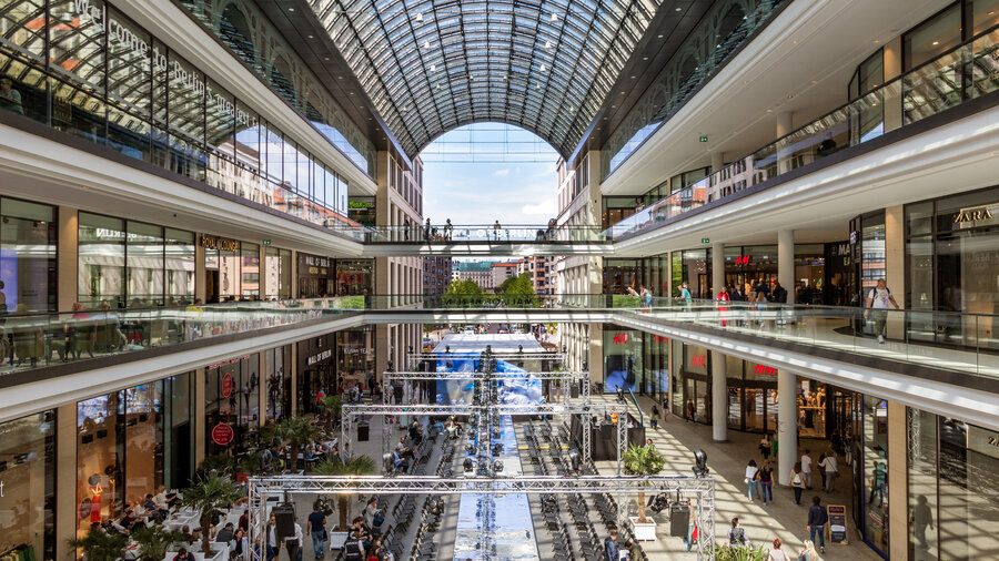 Zu sehen ist ein großes Einkaufszentrum von innen. Es ist handelt sich um die Mall of Berlin.