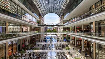 Zu sehen ist ein großes Einkaufszentrum von innen. Es ist handelt sich um die Mall of Berlin.