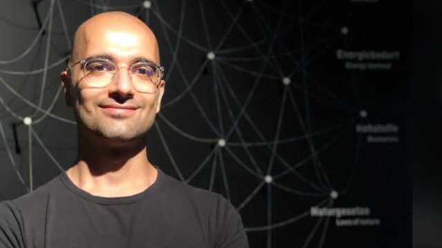 Ein Mann lächelt freundlich in die Kamera.